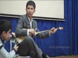 Kazakistan öğrenci dombra enstürüman