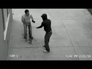 Agressé, il se pisse dessus