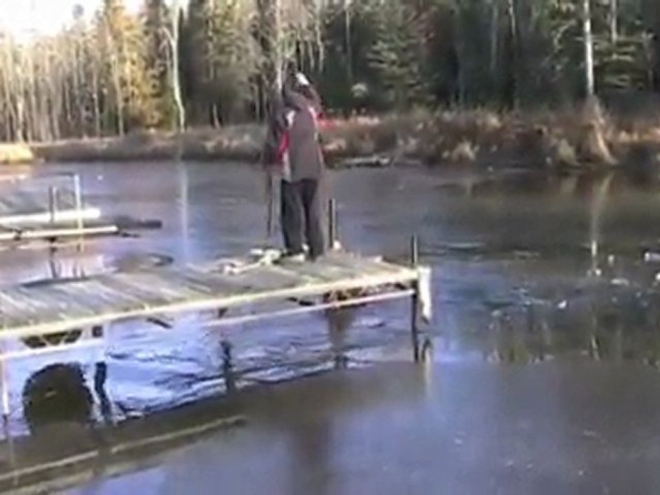 Un homme gros saute sur la glace