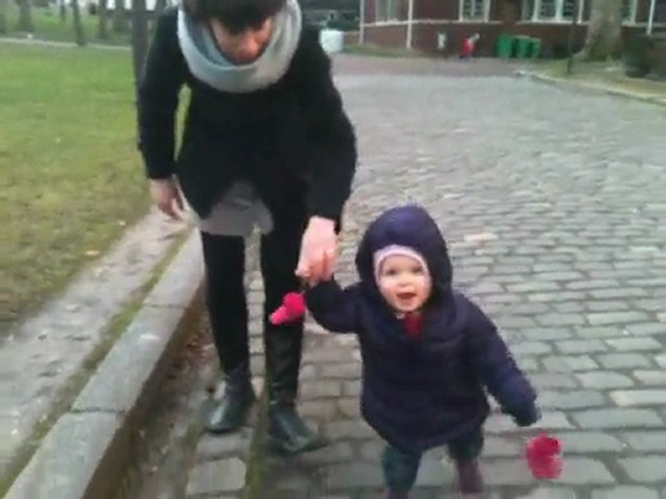 marche sur les pavés de la Cité Universitaire de Paris