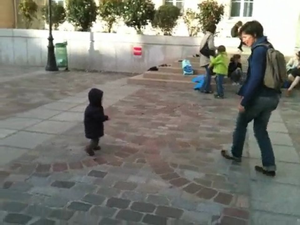 longue traversée à pieds de la place de la mairie du 14ème