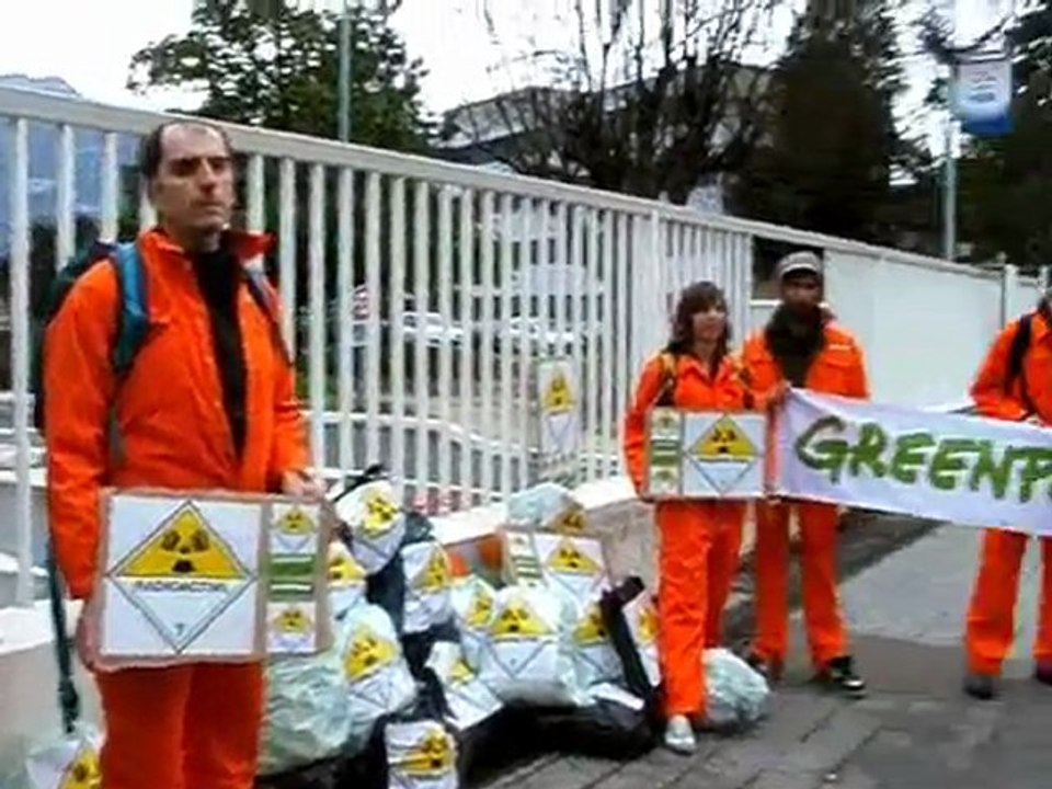 Greenpeace Grenoble apporte ses déchets à EDF