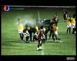 Spray al peperoncino per difendere l'arbitro!