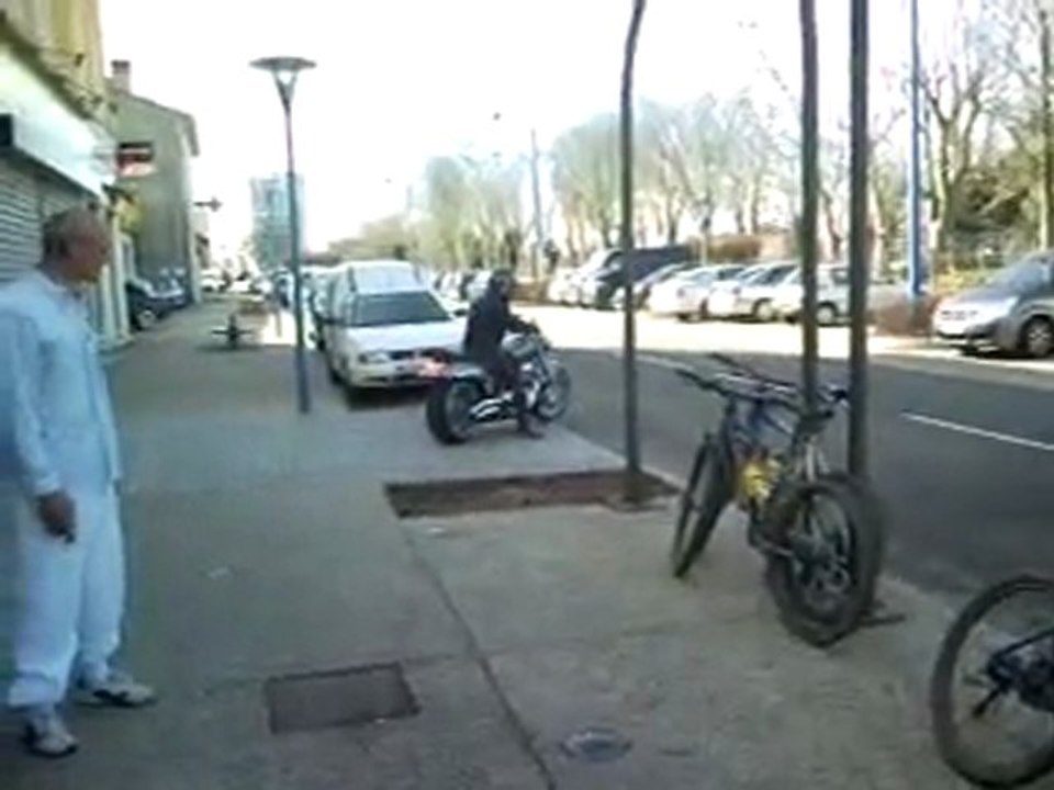 belle moto tres bien monté