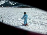 Raphaelle 2 ans première fois sur des ski