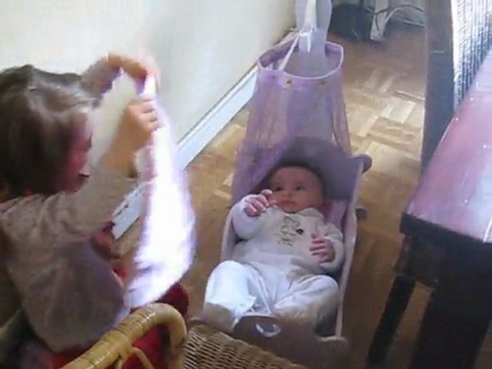 Je joue à la poupée avec ma petite soeur