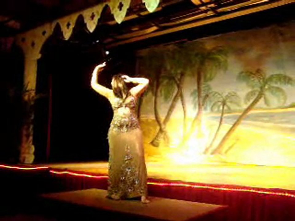 solo  improvisation de danse orientale par Aurore