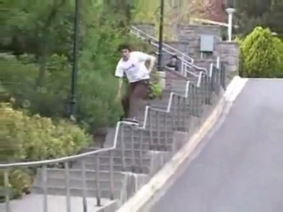 Régis surf sur une rampe d'escalier