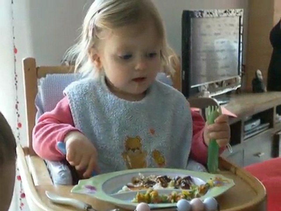 Charline qui mange - 17 mois