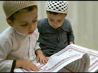 KURAN OKUYAN ÇOCUK