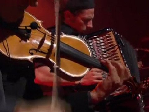 La corrida, Tournée des Roses et des Orties