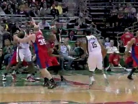 John Salmons finds Andrew Bogut in the paint and he throws d