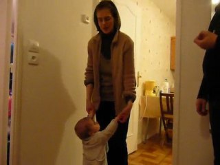 Adrien, 10 mois , se balade