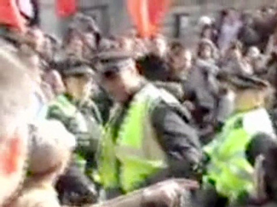 Met officer cleared of assaulting G20 protester