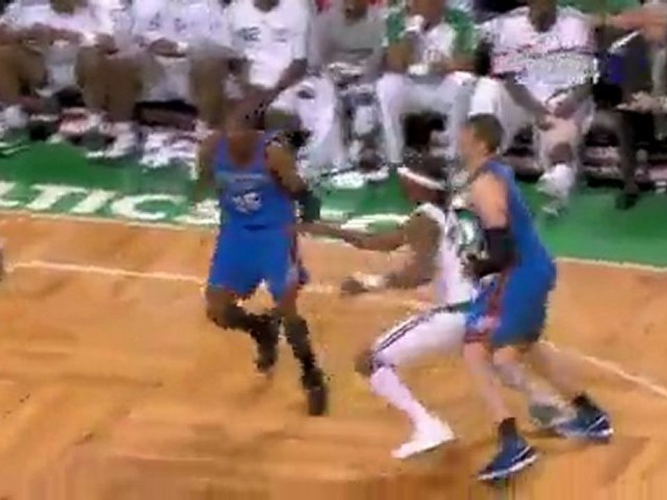 Kevin Durant shakes, bakes and drops a long-range jumper on