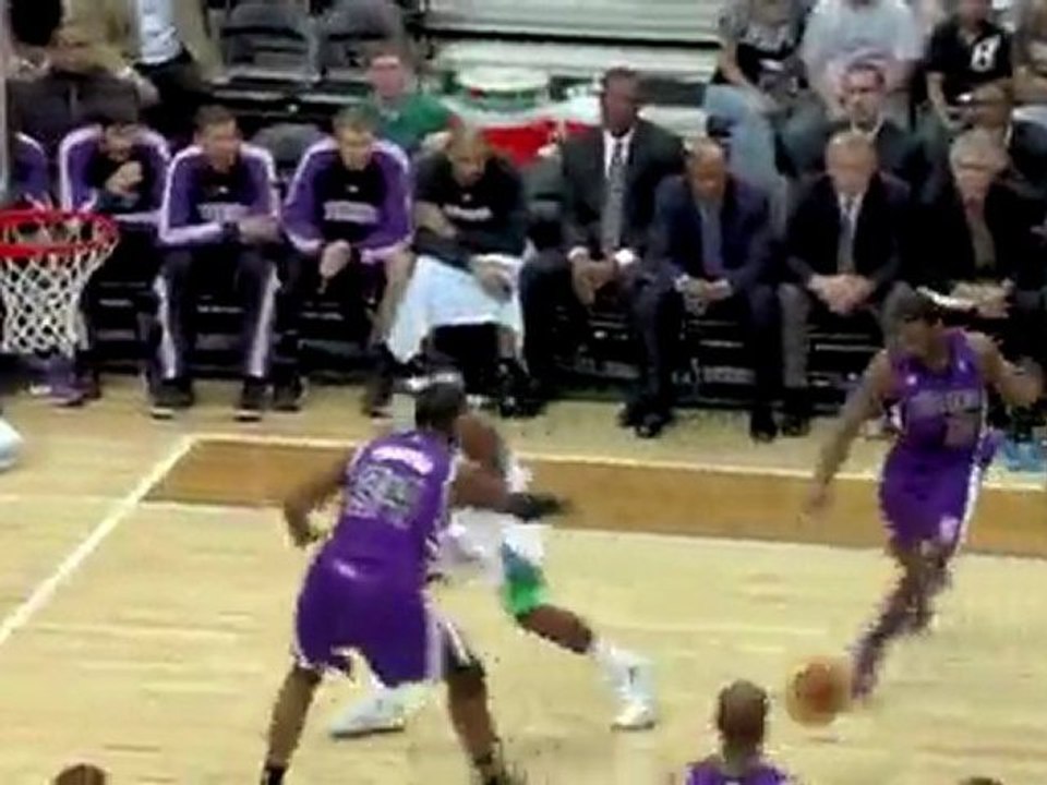 Tyreke Evans picks off a Jonny Flynn pass and goes coast-to-