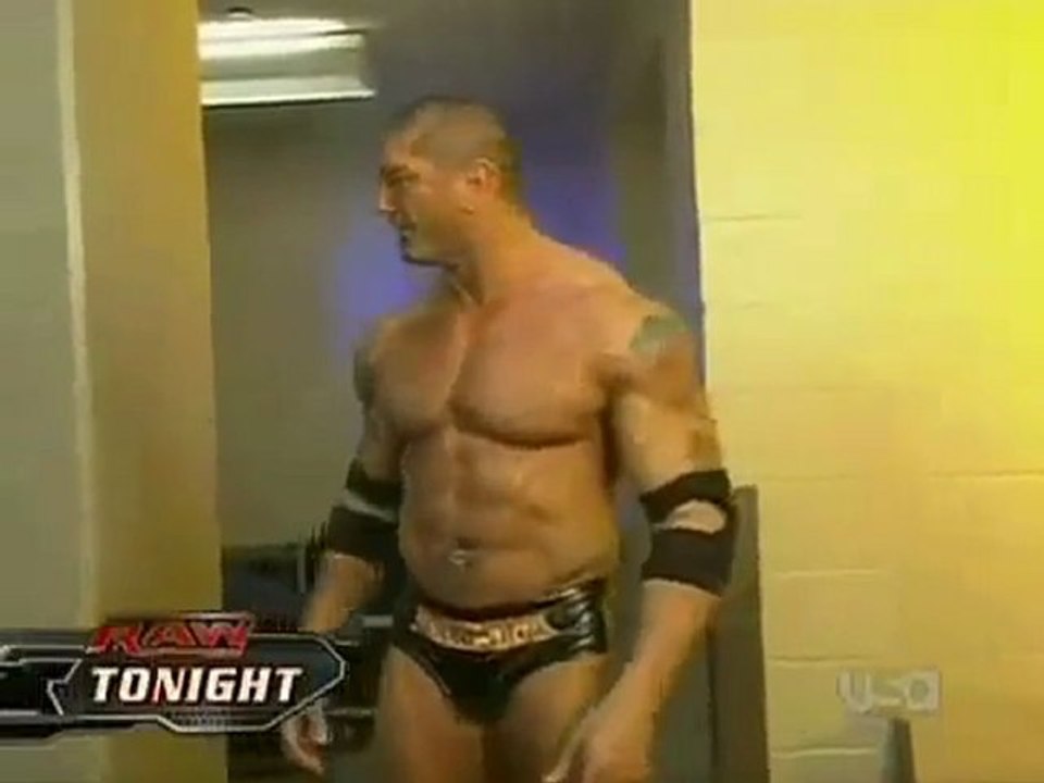 Wrestling: Dave Batista alle prese con un fan