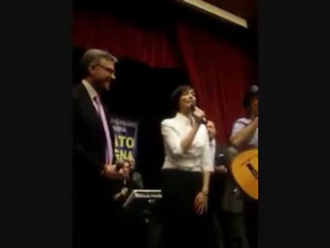 Mara Carfagna canta a Napoli