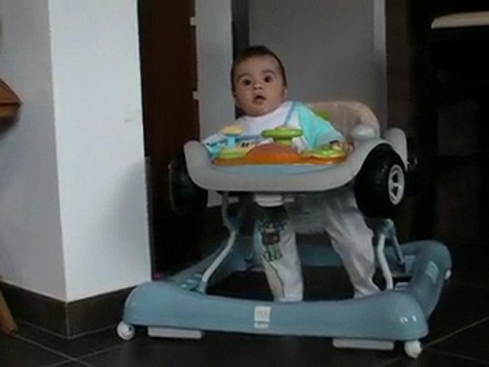 Noah dans le trotteur 1