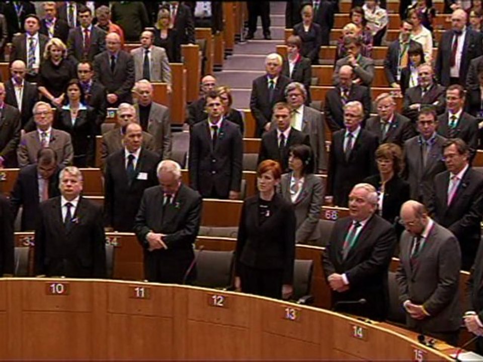 EU pays homage to Polish plane crash victims