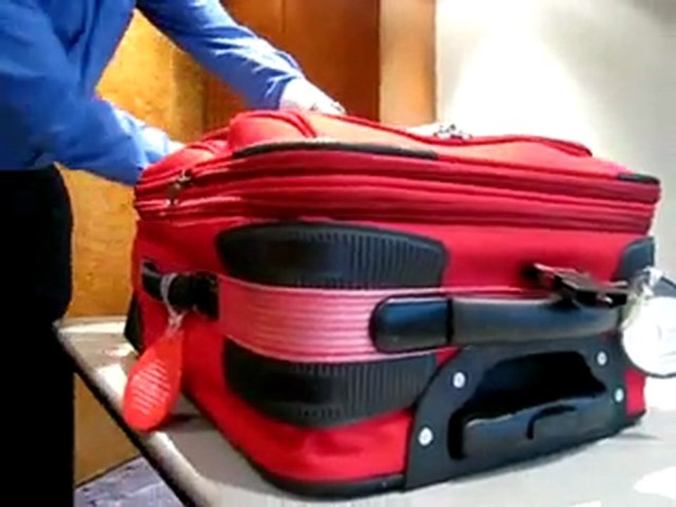 Il ouvre sa valise avec un stylo