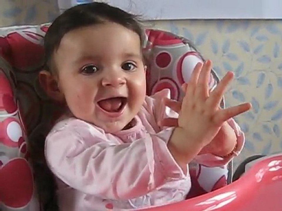 Eléa  fait les marionnettes