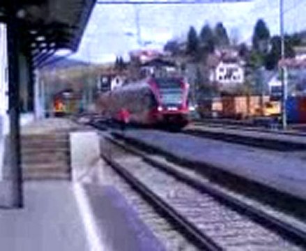 Rame BLS Rabe 526 arriver en gare de Tavannes