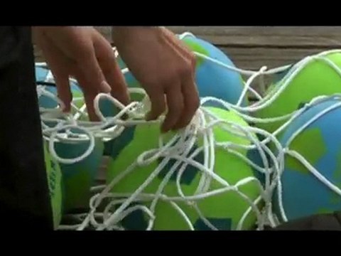 La Rue est à Nous : Tirs sur Péniches