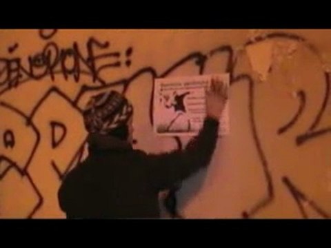 Guérilla gardening Paris sous les pavés le lierre