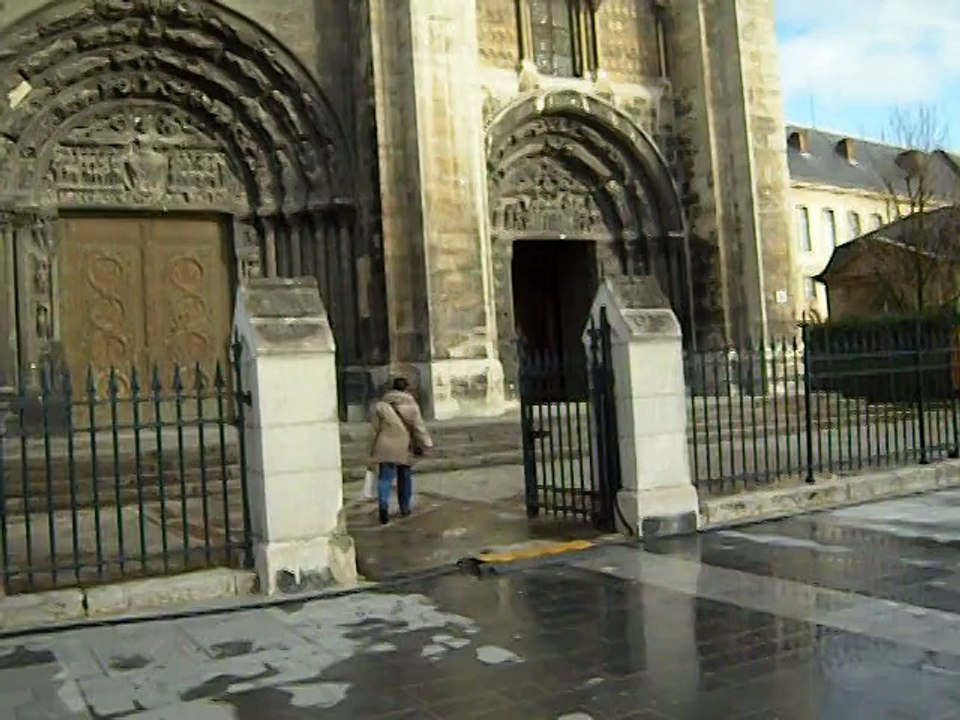 Une Visite au Basilique de Saint-Denis par Lisa Falour
