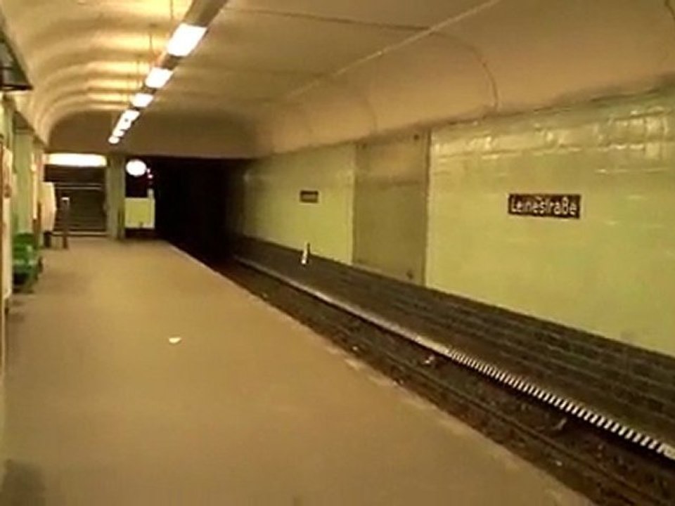 Entering the U8 in Leinestraße