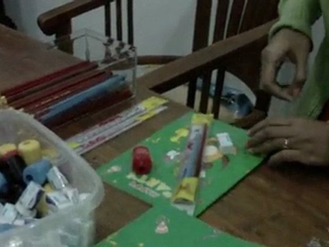 [bRANTAI Berbagi] Proses Pembungkusan Souvenir Alat Tulis