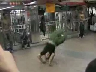 Démonstration de breakdance dans le métro de New York