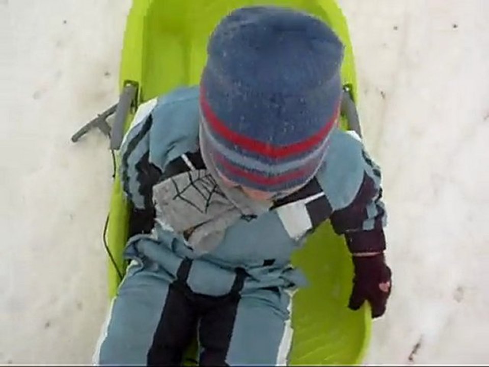 Enzo tout seul a la luge