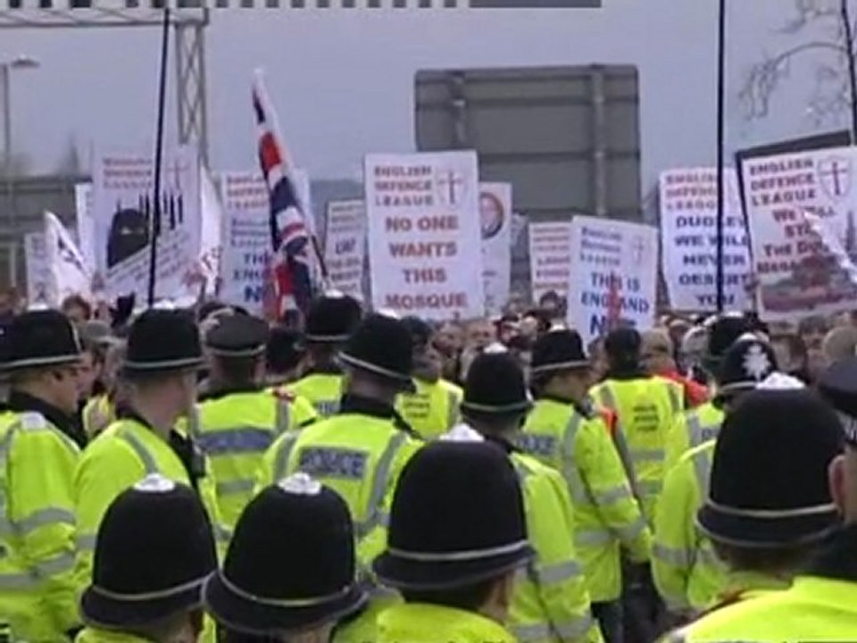 Violent clashes at anti-mosque demonstration