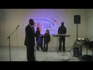 oza nzambe he,he ( pasteur mabika-kiyambukidi )