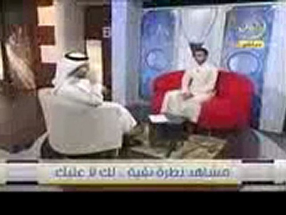 رجل مسن يصلي بقدم واحدة ؟؟ سبحان الله