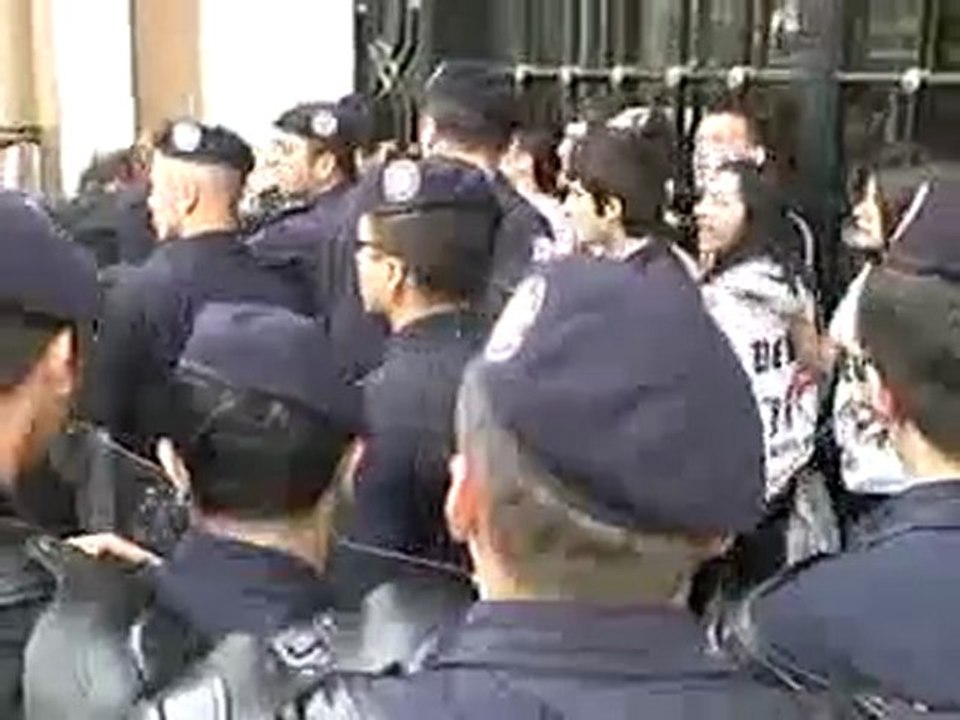 Dev-Lis'ten Borsa önünde zincirli eylem