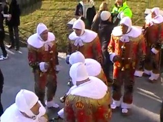 Tôt le matin, frites, boulettes, fricandelles et boissons à