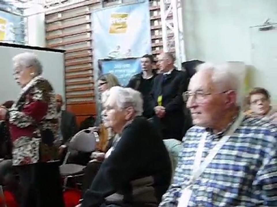 Les seniors jouent au bowling virtuel à la Gamers Assembly