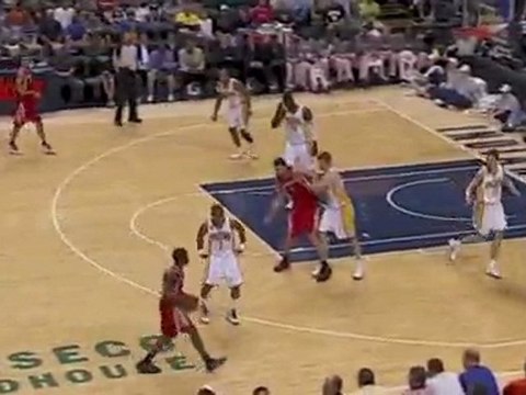 Trevor Ariza gives the ball back to Aaron Brooks for the lay
