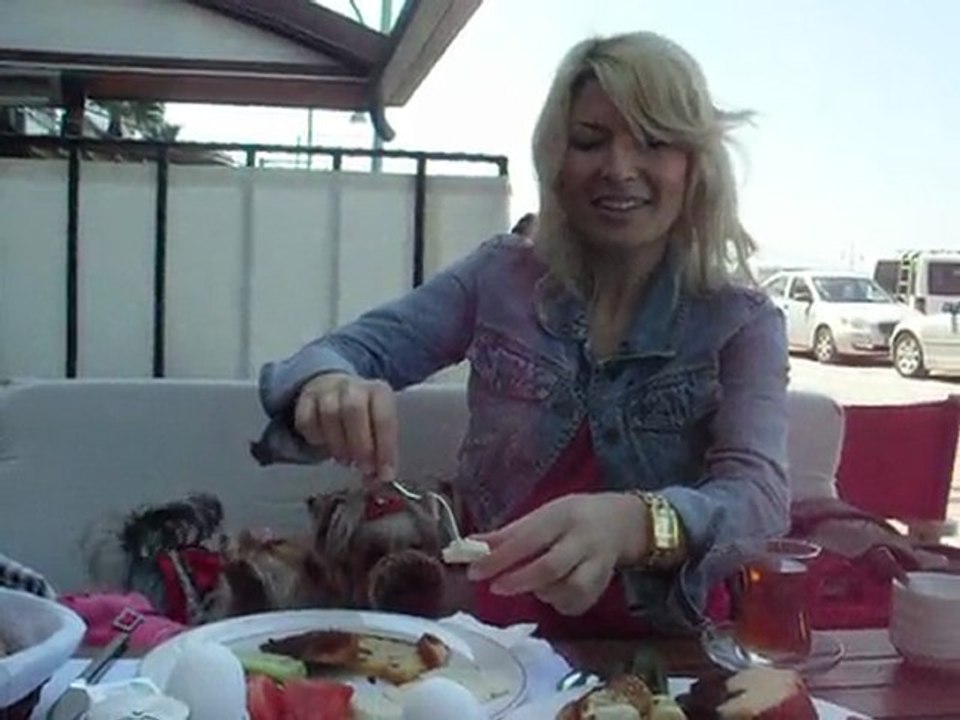 Kitty & Cheri Kordon'da kahvaltıda ;)  (2)