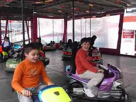 Noé et Robin aux autos tamponeuses