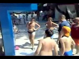 Frapper une machine de coup de poing avec la tête