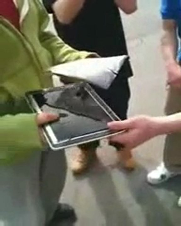 Il casse son iPad avec une batte de baseball