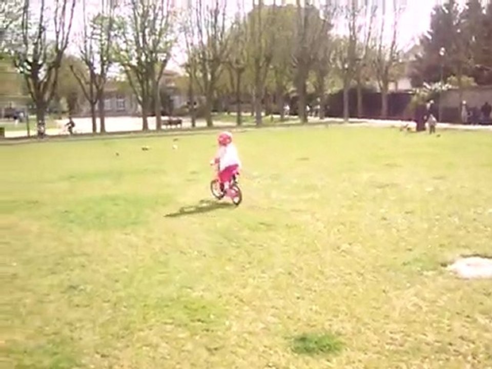 manon apprend le vélo