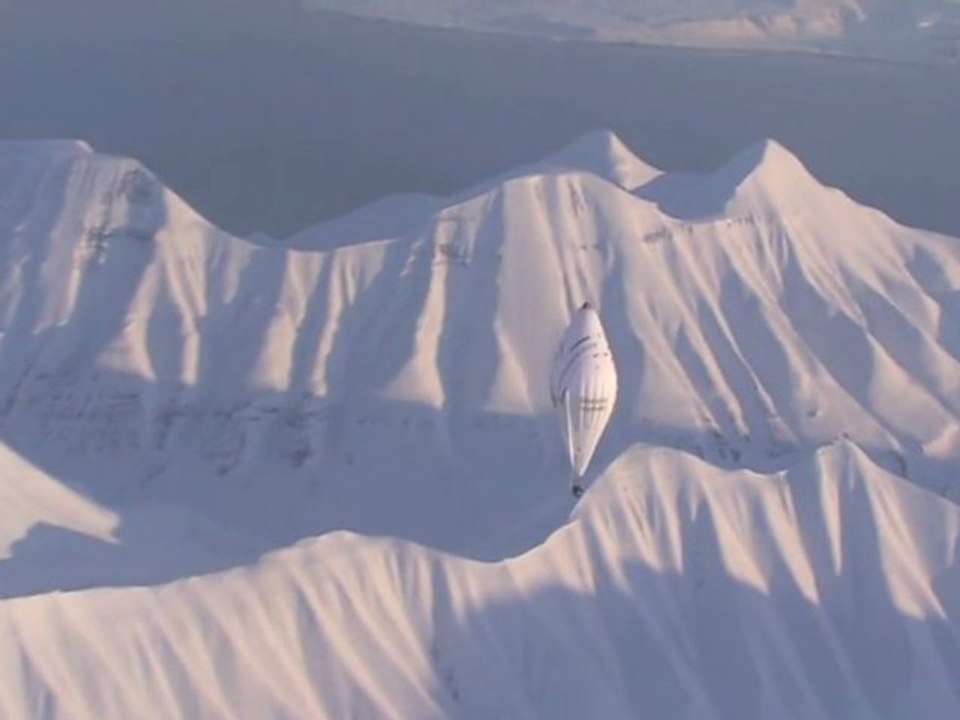 Envol de Jean-Louis Etienne au-dessus du Pôle Nord