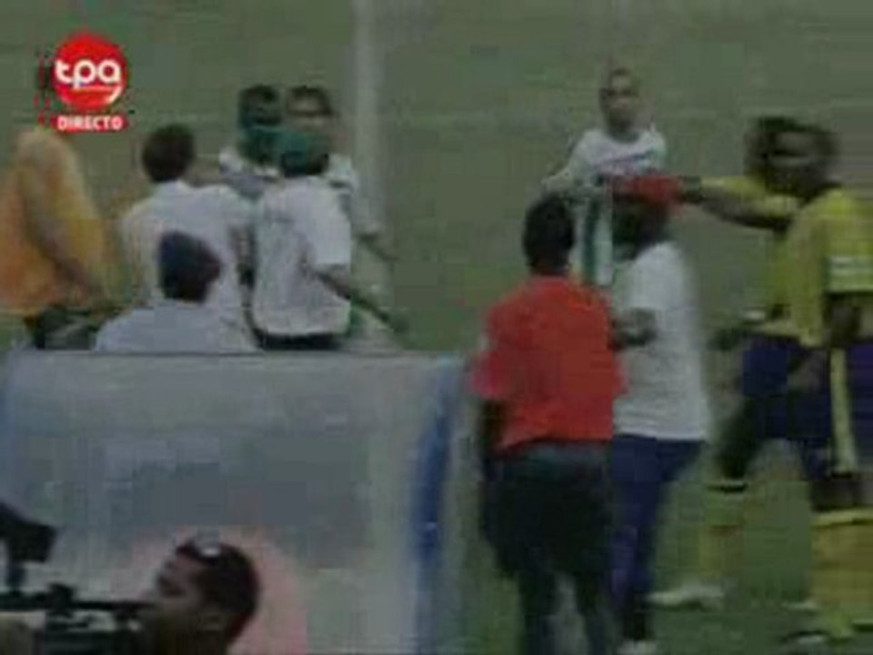 Players Attack the Referee // Raja (Morocco) vs Petro ...