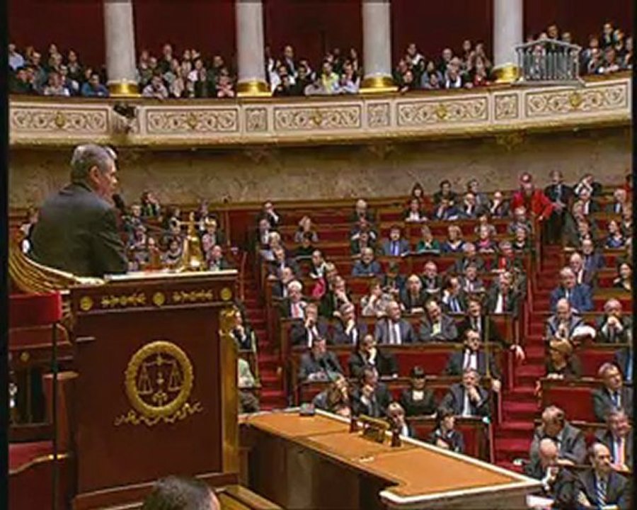 Bernard Carayon pose une question au gouvernement