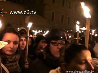 Terremoto un anno dopo. 25mila fiaccole sfilano in silenzio